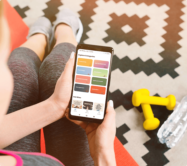 טלפון המציג את האפליקציה על רקע של סגנון חיים